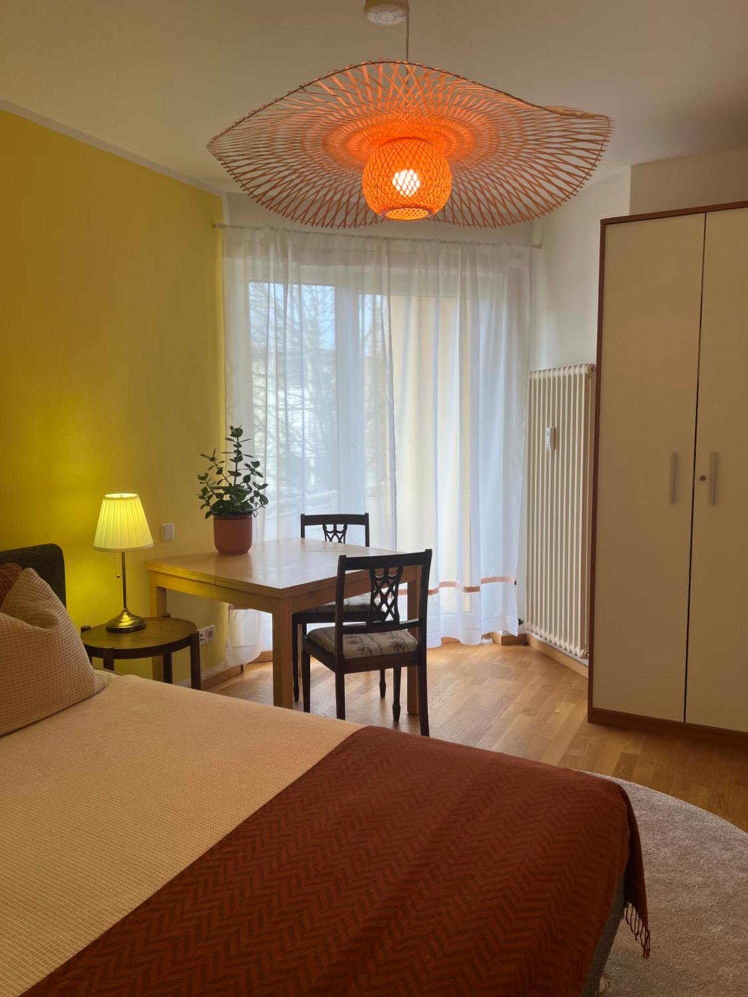 Privatunterkunft Kleiner Balkon In Muenchen West Buitenkant foto